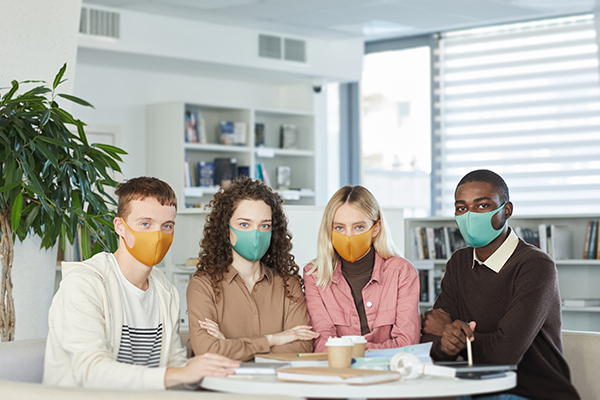 group of students wearing masks in library WBHF7YD